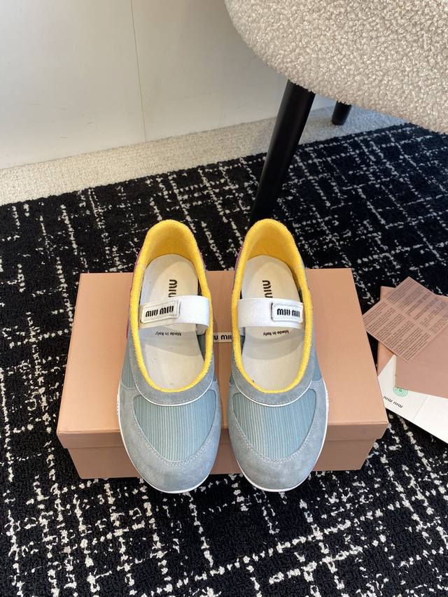 代购级Miu Miu 25Ss 春夏新款走秀miumiu 玛丽珍款德训 休闲鞋秀场工艺来自miu Miu系列的细节特写 新季的潮流要素一与此刻挚爱的概念，多元对