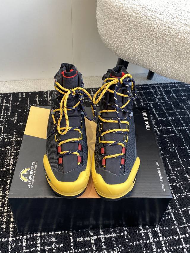 代购级Lasportiva Aequilibrium Trek重装徒步鞋 蜂巢式结构鞋面，耐磨抗造持久提供保护鞋面采用1.6毫米防水皮革，在防水的同时具备良好的