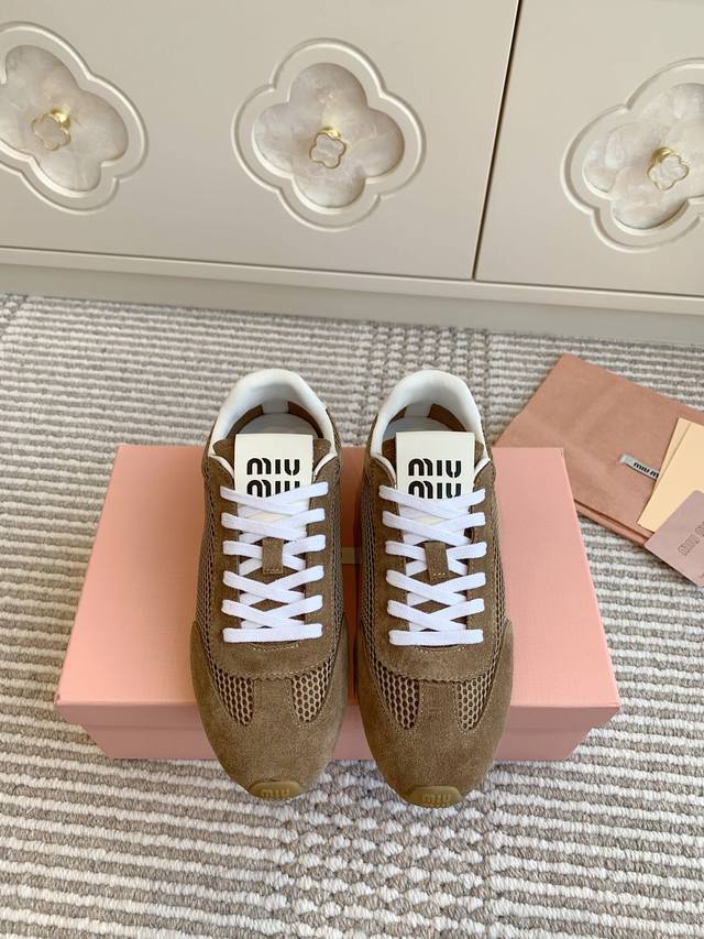 Miumiu 缪缪新品系带透气网面休闲鞋运动鞋顶级品质前卫大胆的miu Mi*风格融于此款运动鞋的简约线条 别致徽标饰于鞋舌点缀复古设计鞋面：原版定制网布 羊京