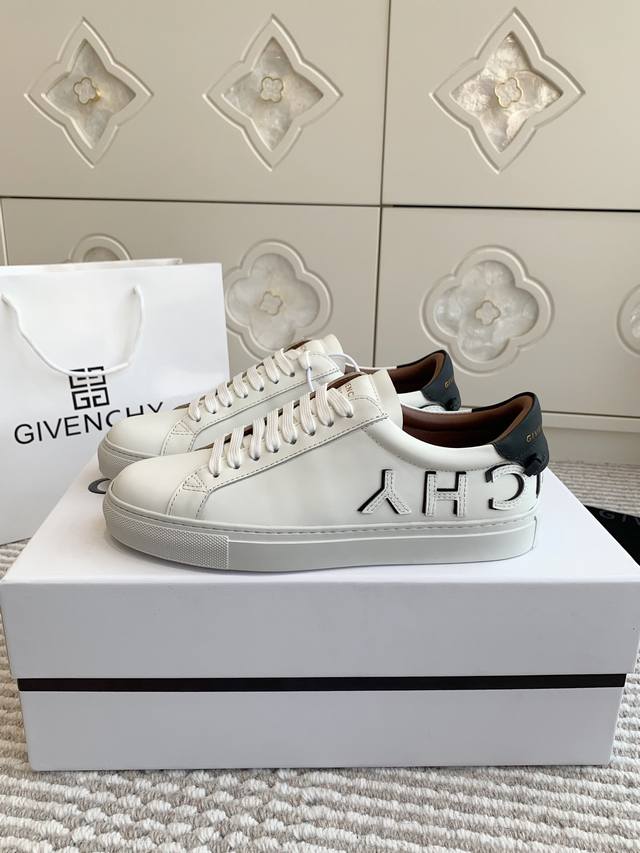 批女 男 字母款Givenchy 纪梵希经典款gvc情侣休闲板鞋百搭小白鞋顶级品质穿出不一样的风格，不一样的尾巴配色使小白鞋不再单调！简约风格难掩奢华质感！适合