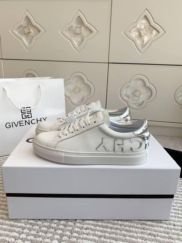 批女 男 字母款Givenchy 纪梵希经典款gvc情侣休闲板鞋百搭小白鞋顶级品质穿出不一样的风格，不一样的尾巴配色使小白鞋不再单调！简约风格难掩奢华质感！适合