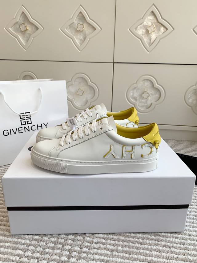 批女 男 字母款Givenchy 纪梵希经典款gvc情侣休闲板鞋百搭小白鞋顶级品质穿出不一样的风格，不一样的尾巴配色使小白鞋不再单调！简约风格难掩奢华质感！适合