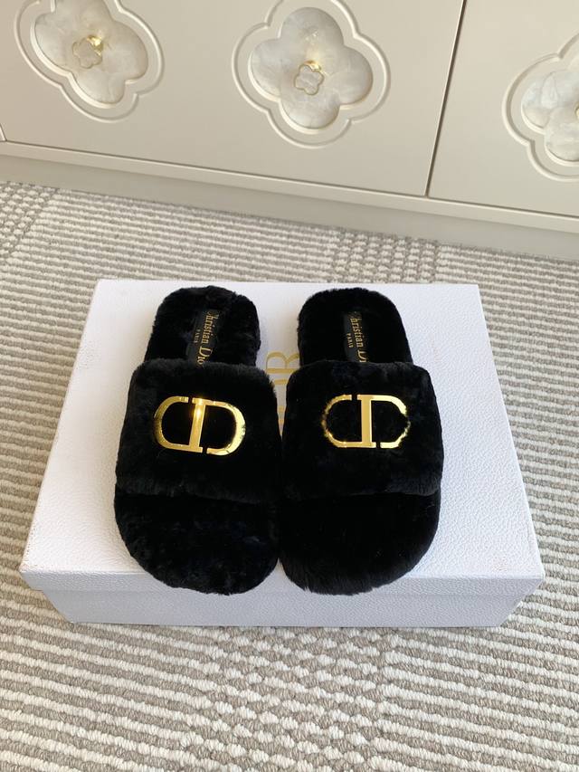 Dior 迪奥新款 Cd厚底羊毛毛毛拖鞋顶级版本原版购入太好看啦！新一代耐穿又好看时尚达人必入单品面料：原版进口羊皮毛一体 100%真羊毛鞋底：原版开模发泡橡胶