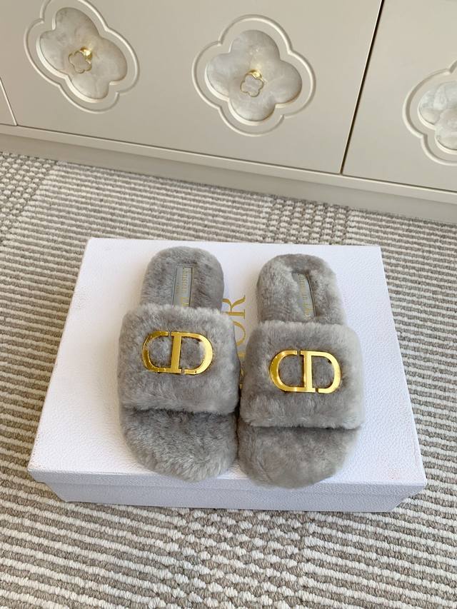 Dior 迪奥新款 Cd厚底羊毛毛毛拖鞋顶级版本原版购入太好看啦！新一代耐穿又好看时尚达人必入单品面料：原版进口羊皮毛一体 100%真羊毛鞋底：原版开模发泡橡胶