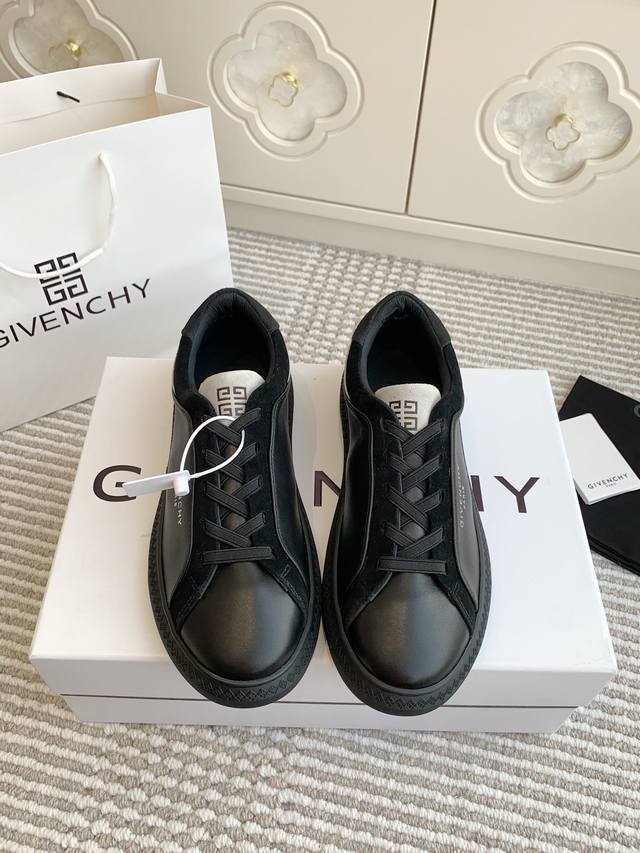 男款Givenchy 纪梵希男士gvc休闲板鞋百搭运动鞋顶级品质穿出不一样的风格，不一样的尾巴配色使小白鞋不再单调！简约风格难掩奢华质感！适合各种日常搭配鞋面牛