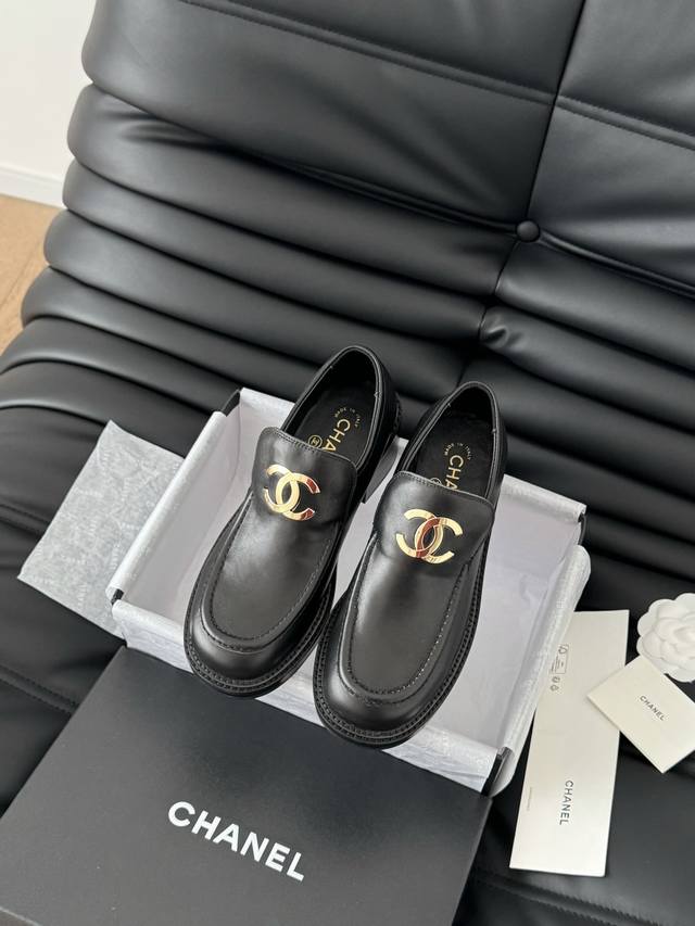 Chanel 25C新款大logo乐福鞋上新新款首发，巨经典的一款乐福鞋鞋面牛皮 内里羊皮 真皮大底原版开模五金，闭眼入Size:35-39 其它码数定做