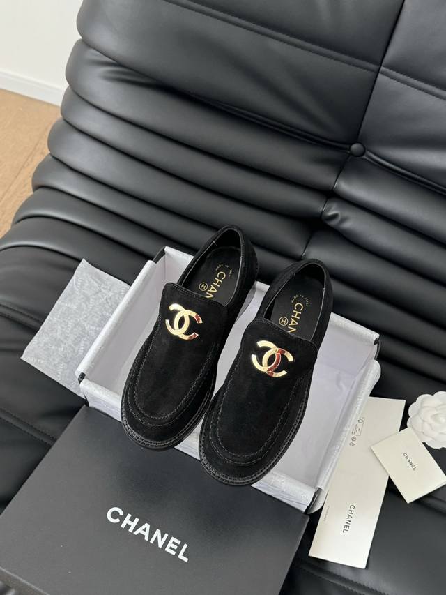 Chanel 25C新款大logo乐福鞋上新新款首发，巨经典的一款乐福鞋鞋面牛皮 内里羊皮 真皮大底原版开模五金，闭眼入Size:35-39 其它码数定做