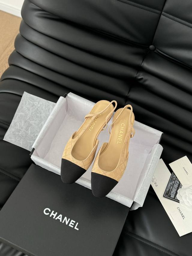 Chanel 经典slingback后空凉鞋前几年一直在做这个款今年我们还是重新购版，再次精细copy发现新版面的鞋面线条和形体舒适度都做了微调！ 这个品牌方不