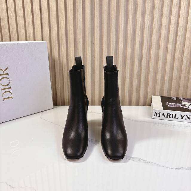 Dior 迪奥24S秋冬新品圆跟短靴这季的靴子真的要狂种草啦~圆跟字母logo设计，特别修饰腿型凸显品牌特色 满满的高级感！加上凹凸垫脚，入脚超级舒适，又coo