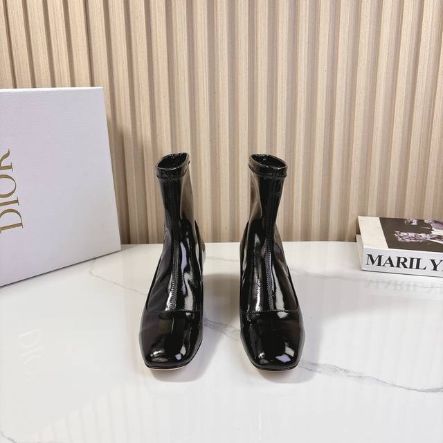 Dior 迪奥24S秋冬新品圆跟短靴这季的靴子真的要狂种草啦~圆跟字母logo设计，特别修饰腿型凸显品牌特色 满满的高级感！加上凹凸垫脚，入脚超级舒适，又coo