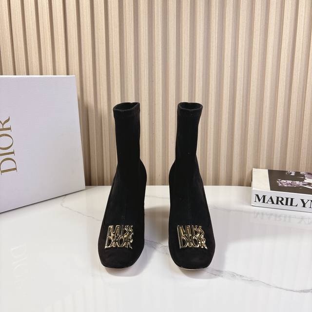 Dior 迪奥24S秋冬新品圆跟短靴这季的靴子真的要狂种草啦~圆跟字母logo设计，特别修饰腿型凸显品牌特色 满满的高级感！加上凹凸垫脚，入脚超级舒适，又coo