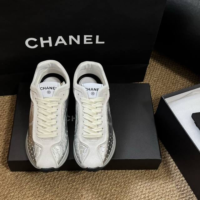 Size: 35-40 41定做不退不换Chanel 25C早春度假款，新鞋型首发一双舒适的鞋子能给自己减少脚下的劳累，新款very 百搭 不管是日常穿搭，姐妹