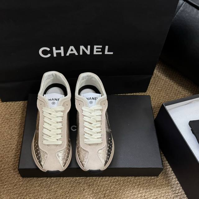 Size: 35-40 41定做不退不换Chanel 25C早春度假款，新鞋型首发一双舒适的鞋子能给自己减少脚下的劳累，新款very 百搭 不管是日常穿搭，姐妹