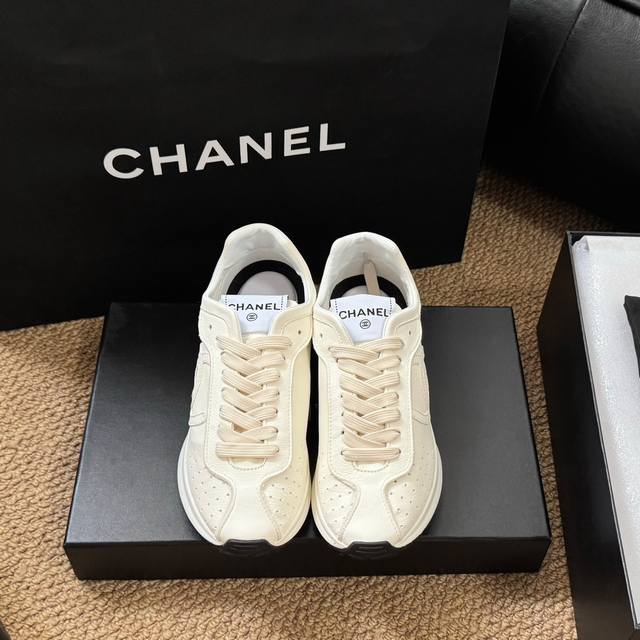 Size: 35-40 41定做不退不换Chanel 25C早春度假款，新鞋型首发一双舒适的鞋子能给自己减少脚下的劳累，新款very 百搭 不管是日常穿搭，姐妹