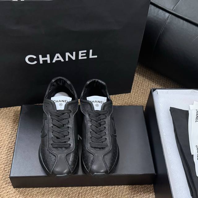 Size: 35-40 41定做不退不换Chanel 25C早春度假款，新鞋型首发一双舒适的鞋子能给自己减少脚下的劳累，新款very 百搭 不管是日常穿搭，姐妹