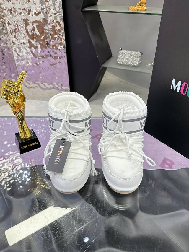 低帮： 高帮：情侣码：35-45Moon Boot 秋冬最新款雪地靴系列 丑萌雪地靴那现在有一款更另类的雪地靴又杀回来了 内增高4 Cm那就是moon Boot