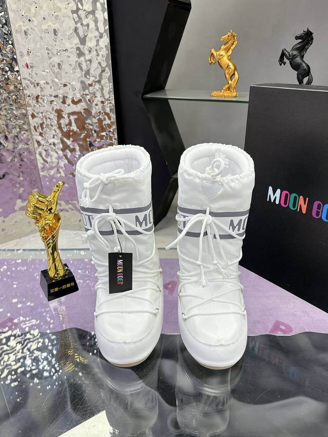 低帮： 高帮：情侣码：35-45Moon Boot 秋冬最新款雪地靴系列 丑萌雪地靴那现在有一款更另类的雪地靴又杀回来了 内增高4 Cm那就是moon Boot