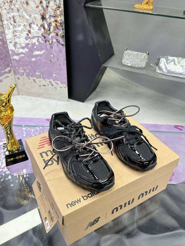 工厂价网面： 全皮：超火爆 超绝 Miumiu缪缪miumiu+New Balance新百伦联名款 专柜排队系列 颜色一直增加中2025新款阿甘鞋 德训鞋 复古