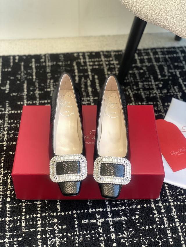 代购级Roger Vivier Jewel Heel系列新款钻方扣 单鞋气质高级的一款，新款方钻扣上脚奢华精致高级感满满，通勤风名媛风都妥鞋面：进口蛇纹牛皮 进