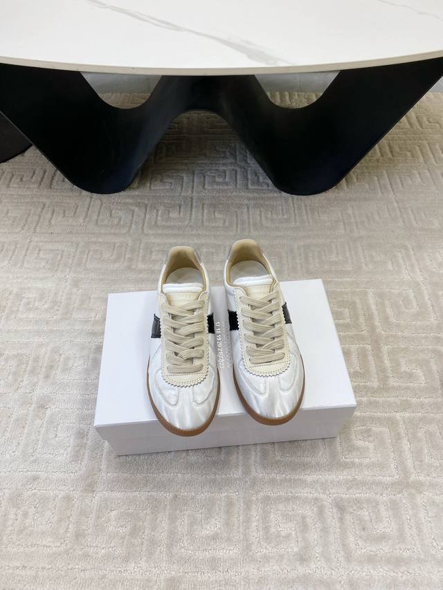 出厂价 ，男码10顶级版本 代购级别Maisonmargiela Mm6德训休闲鞋鬼才设计师品牌，一个轻奢品牌上脚很百搭哦，也很随脚舒适，这一款德国训练鞋延续了