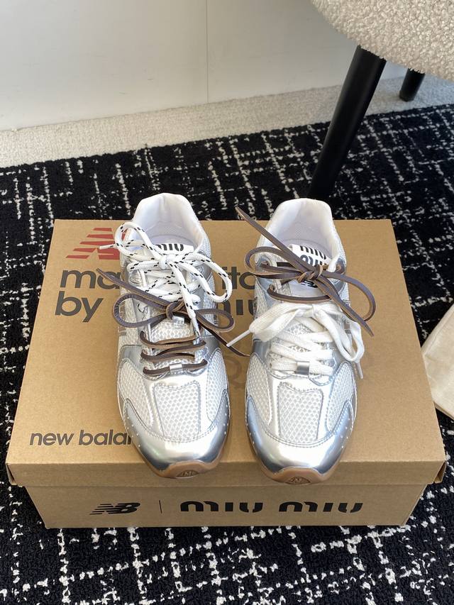 代购级Miu Miunew Balance 530 缪缪 纽巴伦联名ss 25 春夏系列复古 运动鞋网上已经吹爆了这个款！超级 复古到心里了吧以双色鞋带样式呈现