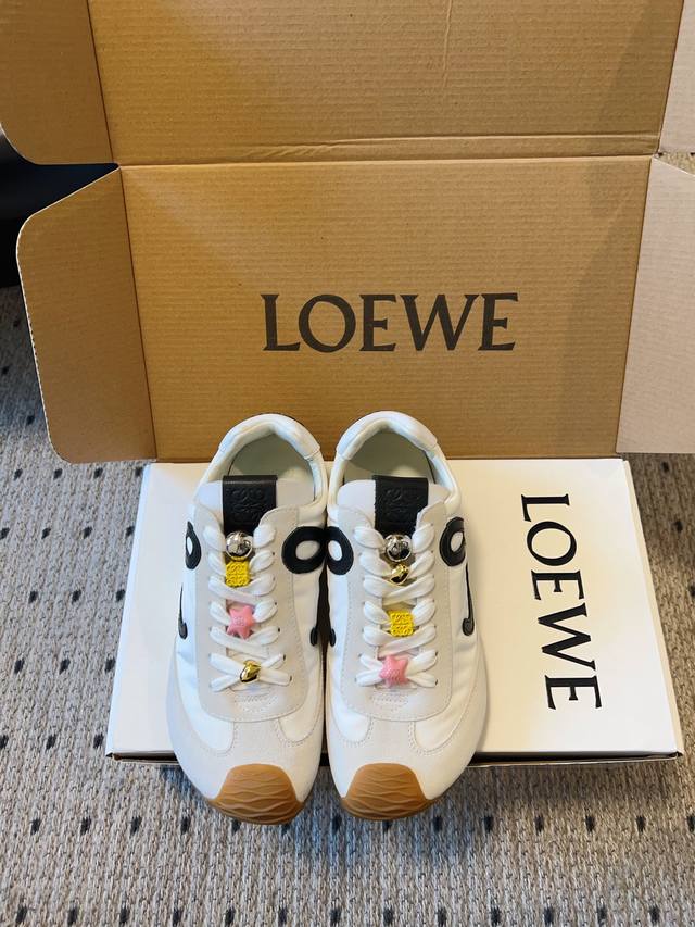 顶级品质 罗意威 Loewe 全新flow Runner2.0系列新款走秀情侣款运动鞋全新配色复古系列跑鞋 之前被他家种草的宝宝.这次的款式千万不要错过.轻便舒