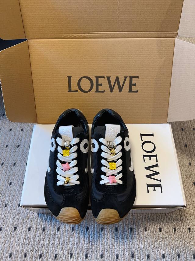 顶级品质 罗意威 Loewe 全新flow Runner2.0系列新款走秀情侣款运动鞋全新配色复古系列跑鞋 之前被他家种草的宝宝.这次的款式千万不要错过.轻便舒