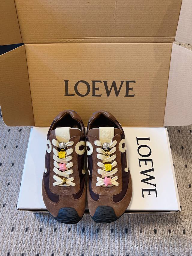 顶级品质 罗意威 Loewe 全新flow Runner2.0系列新款走秀情侣款运动鞋全新配色复古系列跑鞋 之前被他家种草的宝宝.这次的款式千万不要错过.轻便舒