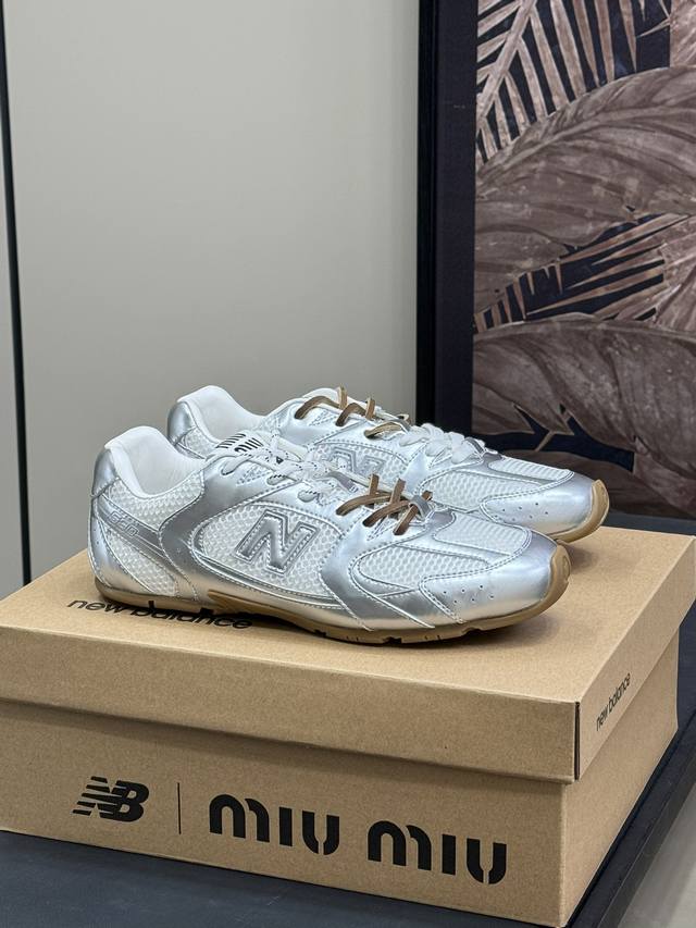 顶级品质Miumiu×Newbalance新配色，这个液态银也太好看了吧银色牛皮搭配网面，时髦复古，好看到极致高版本 全套专柜对版包装Size 35-41