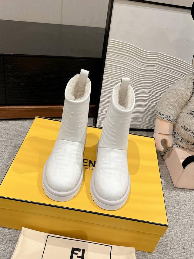 顶级品质Fendi Ss24 New Arrival-F家2024秋冬新款羊糕毛雪地靴鞋面压花工艺，双f“Logo”品牌辨识度极高皮毛一体御寒神器秋冬穿搭必备保