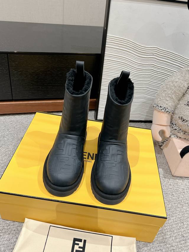 顶级品质Fendi Ss24 New Arrival-F家2024秋冬新款羊糕毛雪地靴鞋面压花工艺，双f“Logo”品牌辨识度极高皮毛一体御寒神器秋冬穿搭必备保