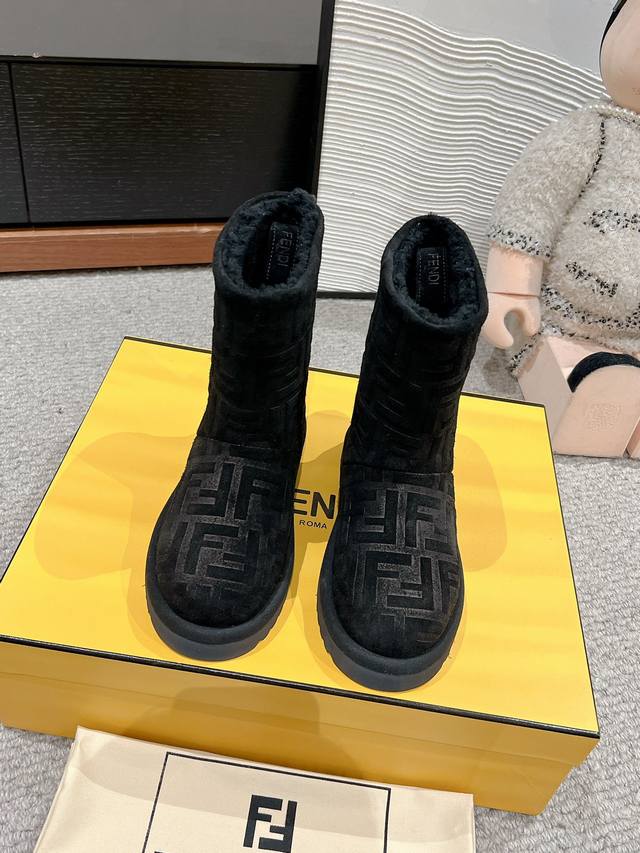 顶级品质Fendi Ss24 New Arrival-F家2024秋冬新款羊糕毛雪地靴鞋面压花工艺，双f“Logo”品牌辨识度极高皮毛一体御寒神器秋冬穿搭必备保