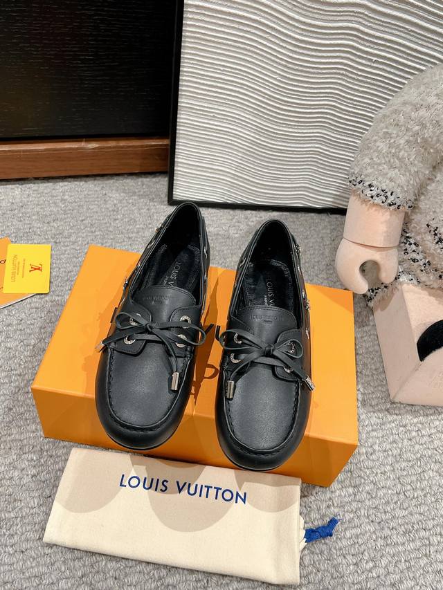 顶级品质Louis Vuitton 25Ss New Arrival～Lv 2025春夏系列平底豆豆鞋新品又是一款经典之作｜柔软细腻的小牛皮材质蝴蝶结logo鸡