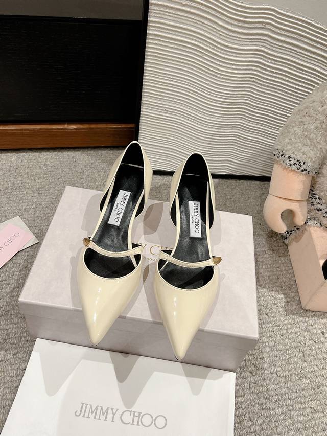 顶级品质Jimmy Choo 钻链尖头高跟鞋Jc这款钻链尖头高跟鞋真的太美了～兼具性感与脚翘～美到简直让人无法抗拒穿着舒适，上脚超美优雅气质，高级感拉满！鞋面进