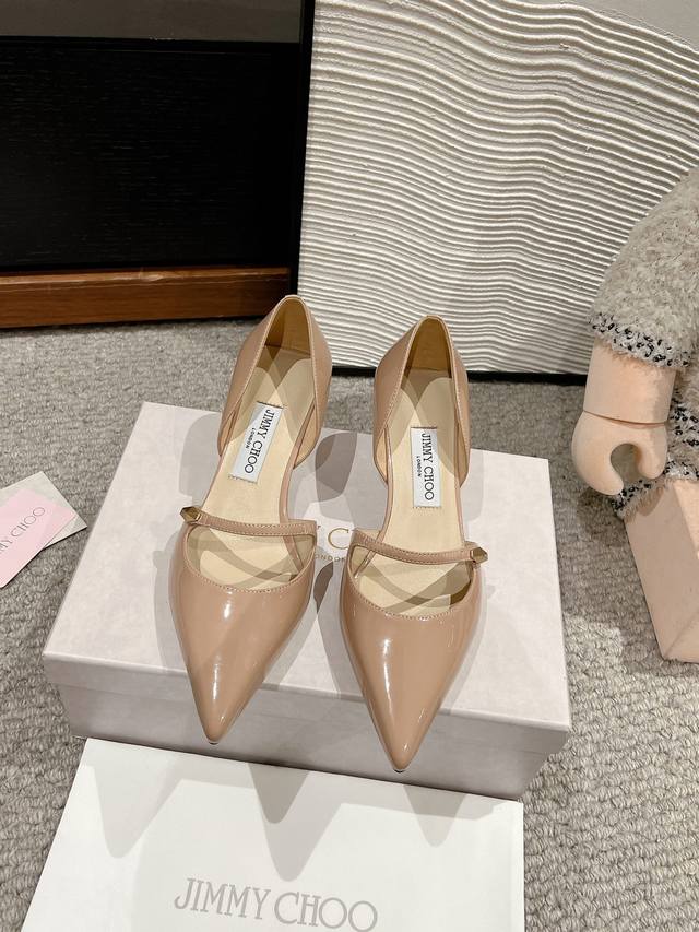 顶级品质Jimmy Choo 钻链尖头高跟鞋Jc这款钻链尖头高跟鞋真的太美了～兼具性感与脚翘～美到简直让人无法抗拒穿着舒适，上脚超美优雅气质，高级感拉满！鞋面进