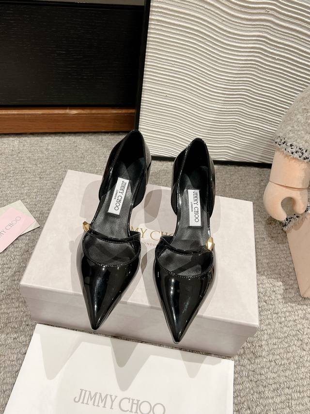 顶级品质Jimmy Choo 钻链尖头高跟鞋Jc这款钻链尖头高跟鞋真的太美了～兼具性感与脚翘～美到简直让人无法抗拒穿着舒适，上脚超美优雅气质，高级感拉满！鞋面进