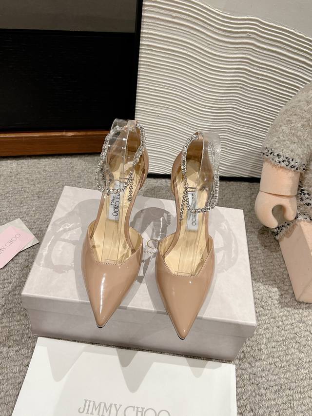 顶级品质Jimmy Choo 钻链尖头高跟鞋Jc这款钻链尖头高跟鞋真的太美了～兼具性感与脚翘～美到简直让人无法抗拒穿着舒适，上脚超美优雅气质，高级感拉满！鞋面进