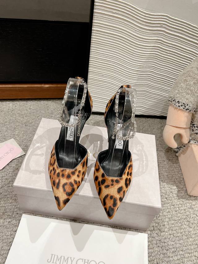 顶级品质Jimmy Choo 钻链尖头高跟鞋Jc这款钻链尖头高跟鞋真的太美了～兼具性感与脚翘～美到简直让人无法抗拒穿着舒适，上脚超美优雅气质，高级感拉满！鞋面进