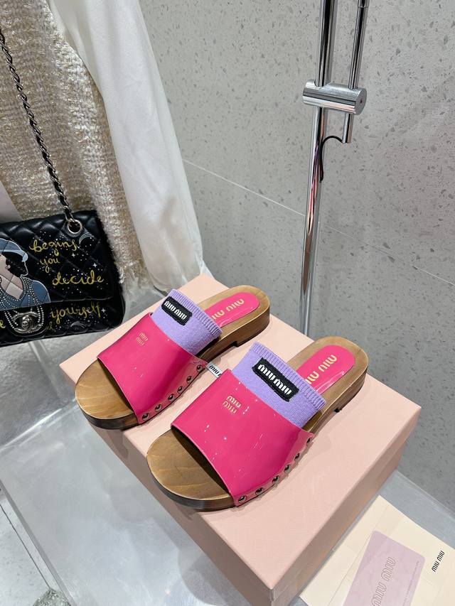 高品质出厂 包含一双半袜Miumiu*2025Ss缪缪春夏新款平底小牛皮凉鞋拖鞋Zp开发 原版拆卸，细节对版秒杀市面普通版本，Miumiu真的太少女啦！皮质超级