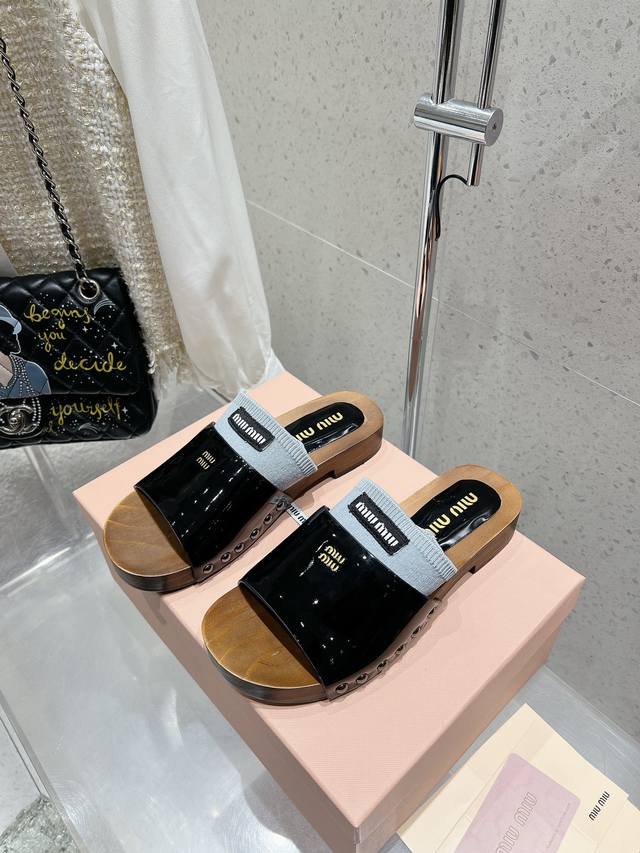 高品质出厂 包含一双半袜Miumiu*2025Ss缪缪春夏新款平底小牛皮凉鞋拖鞋Zp开发 原版拆卸，细节对版秒杀市面普通版本，Miumiu真的太少女啦！皮质超级