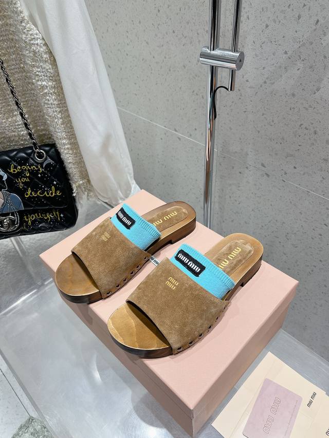 高品质出厂 包含一双半袜Miumiu*2025Ss缪缪春夏新款平底小牛皮凉鞋拖鞋Zp开发 原版拆卸，细节对版秒杀市面普通版本，Miumiu真的太少女啦！皮质超级