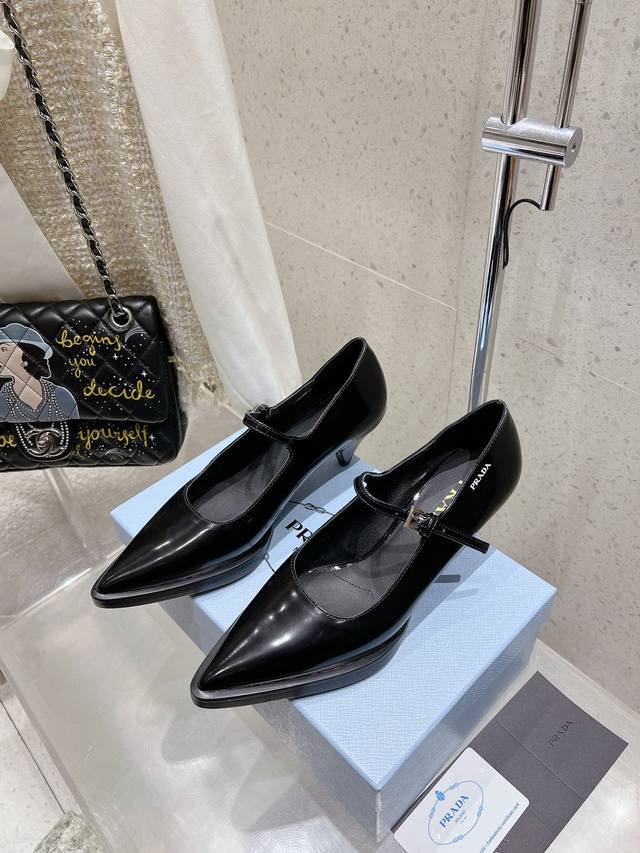 Prada 普拉达 25Ss早春新款 绝美尖头跟鞋时尚界久违的极简之美经典时尚配色 毫不费力的优雅风来袭 时髦 精致 绝美 包头尖头开边珠外穿时尚气质简约新款日