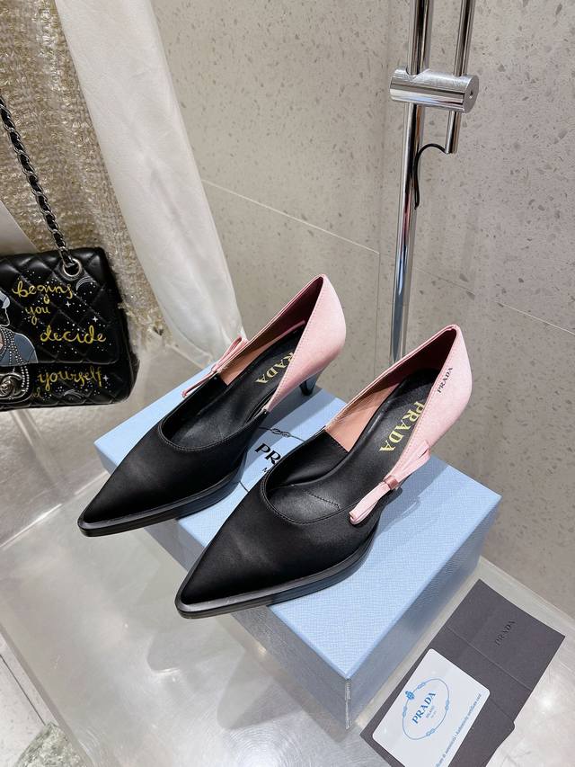 Prada 普拉达 25Ss早春新款 绝美尖头跟鞋时尚界久违的极简之美经典时尚配色 毫不费力的优雅风来袭 时髦 精致 绝美 包头尖头开边珠外穿时尚气质简约新款日