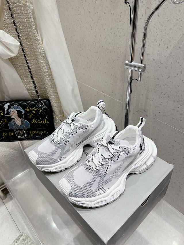 情侣款Balenciaga巴黎世家安德玛联名款老爹鞋 情侣款 休闲这双鞋特点可以用三个关键词概括：复古，阔型，老爹鞋 配送专柜精美包装面料：原版定制进口科技面料