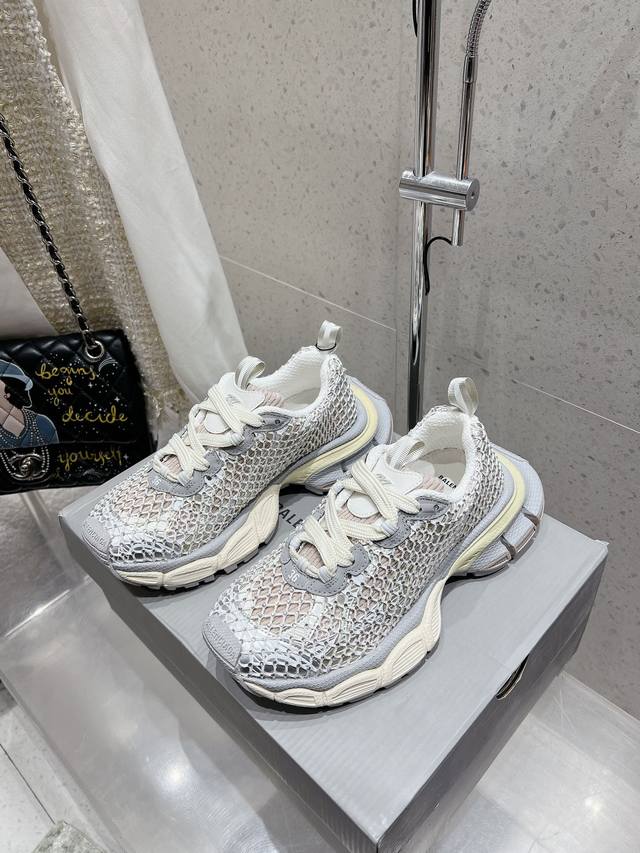 情侣款Balenciaga巴黎世家老爹鞋 情侣款 休闲这双鞋特点可以用三个关键词概括：复古，阔型，老爹鞋 配送专柜精美包装面料：原版定制进口科技面料内里：原版进