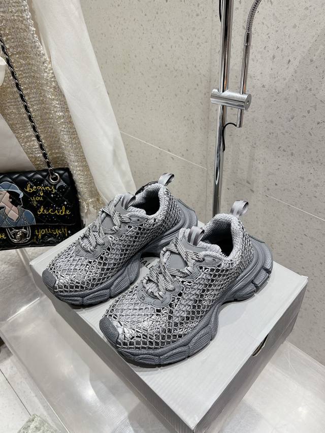 情侣款Balenciaga巴黎世家老爹鞋 情侣款 休闲这双鞋特点可以用三个关键词概括：复古，阔型，老爹鞋 配送专柜精美包装面料：原版定制进口科技面料内里：原版进