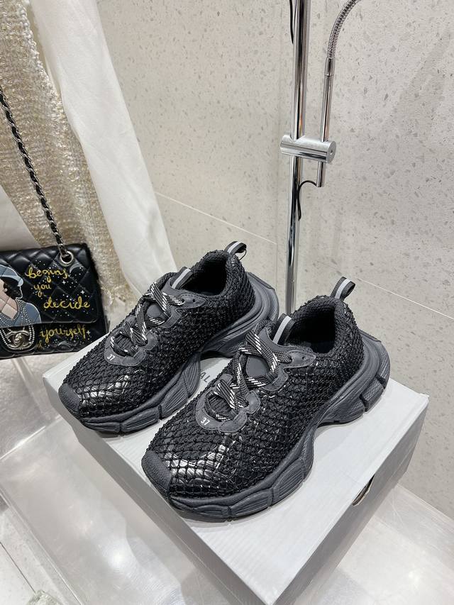 情侣款Balenciaga巴黎世家老爹鞋 情侣款 休闲这双鞋特点可以用三个关键词概括：复古，阔型，老爹鞋 配送专柜精美包装面料：原版定制进口科技面料内里：原版进