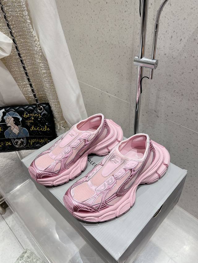 情侣款Balenciaga巴黎世家老爹鞋 情侣款 休闲这双鞋特点可以用三个关键词概括：复古，阔型，老爹鞋 配送专柜精美包装面料：原版定制进口科技面料内里：原版进