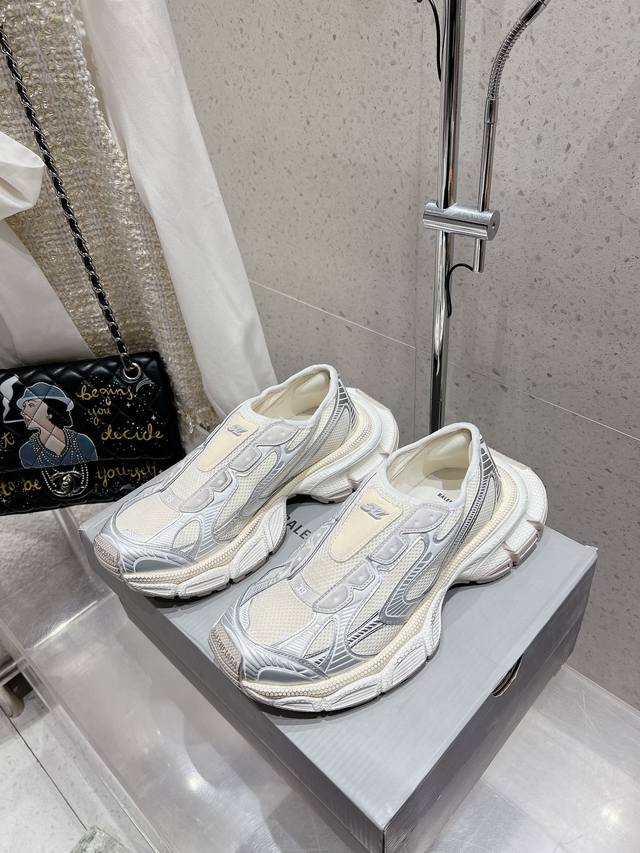 情侣款Balenciaga巴黎世家老爹鞋 情侣款 休闲这双鞋特点可以用三个关键词概括：复古，阔型，老爹鞋 配送专柜精美包装面料：原版定制进口科技面料内里：原版进