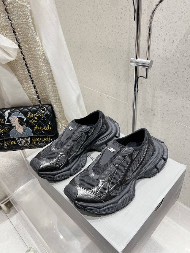 情侣款Balenciaga巴黎世家老爹鞋 情侣款 休闲这双鞋特点可以用三个关键词概括：复古，阔型，老爹鞋 配送专柜精美包装面料：原版定制进口科技面料内里：原版进